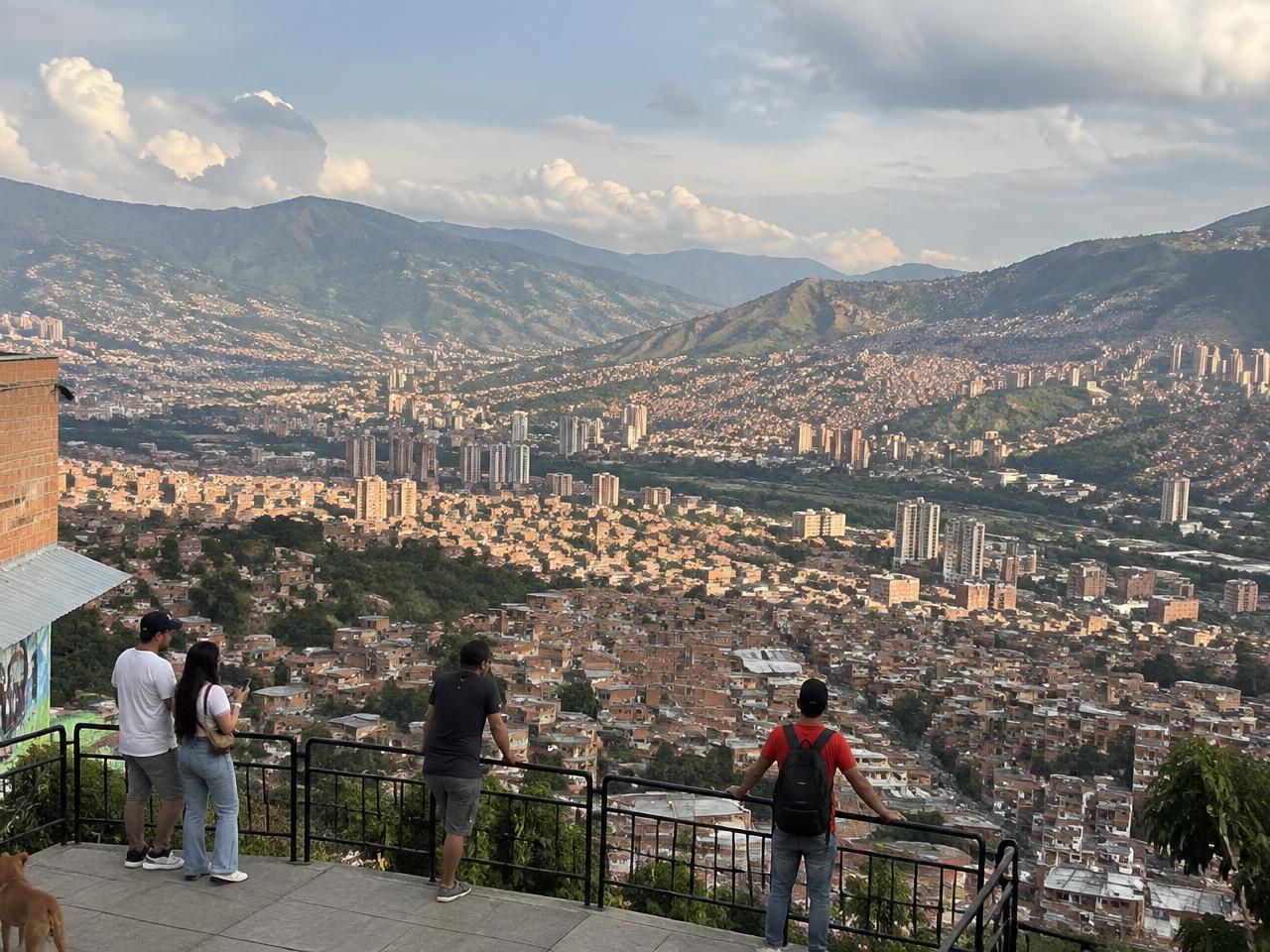 Vista urbana de Medellín y sus montañas